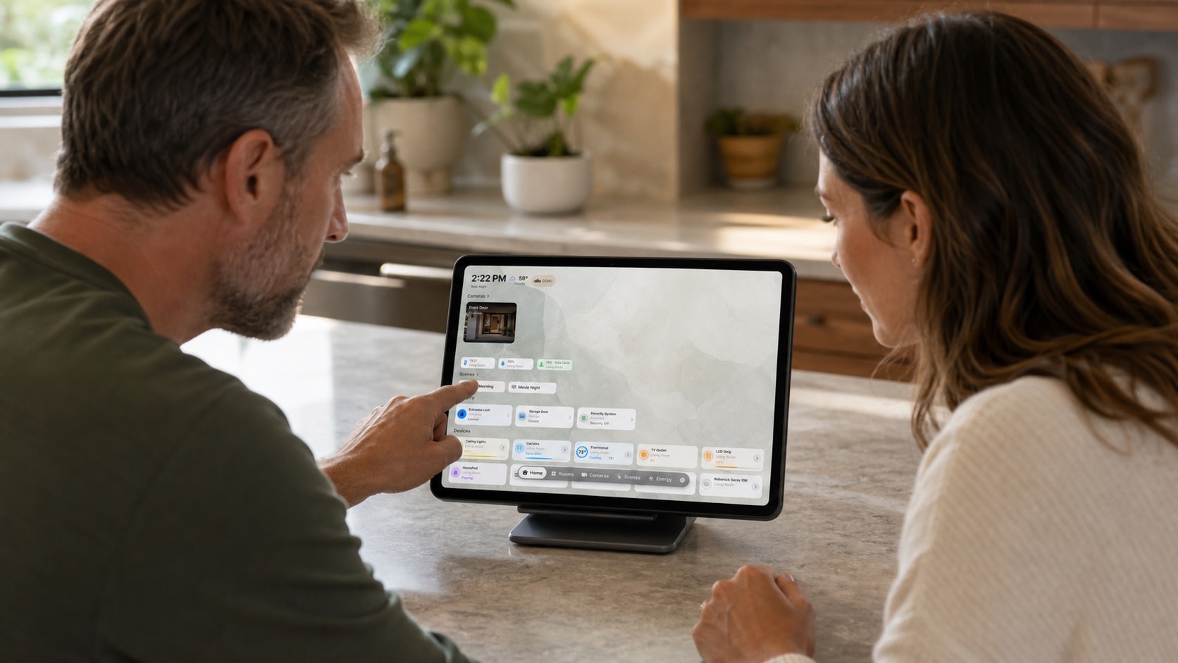 Zwei Erwachsene richten ein gemeinsames HomeDeck-iPad von der Bildschirmseite ein